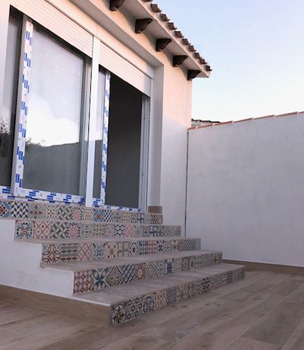 Rubén Reformas escaleras con azulejos